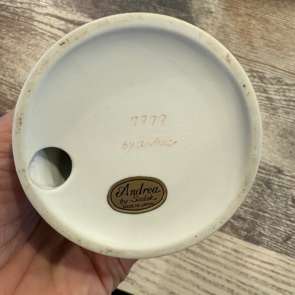 ANDREA BY SADEK Peasant Girl Figurine #7979 - Porcelain 7-1/2" Tall - Pre-Owned - Picture 4 of 4